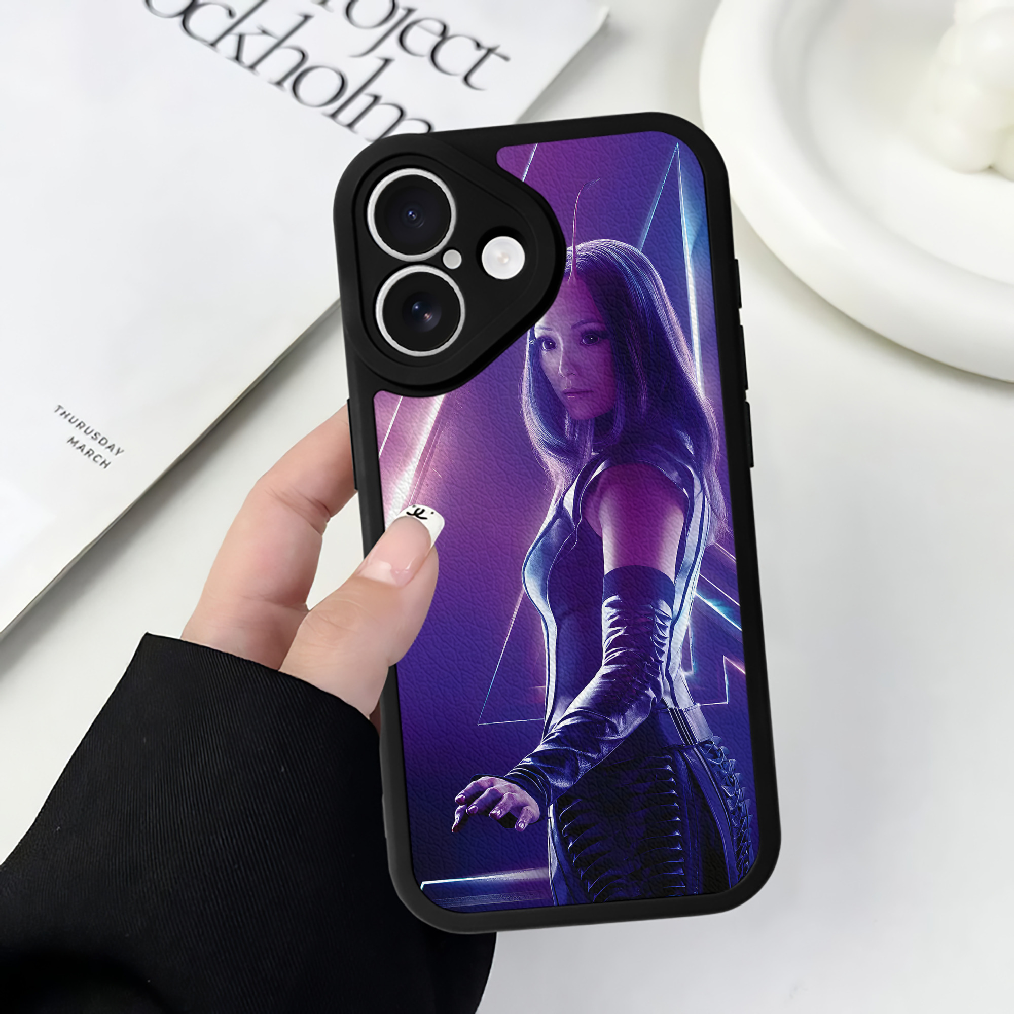 （画像用） アベンジャーズ The Avengers 【iPhone 16シリーズ対応】シリコンスマホケース（レザー調） 材質：シリコン